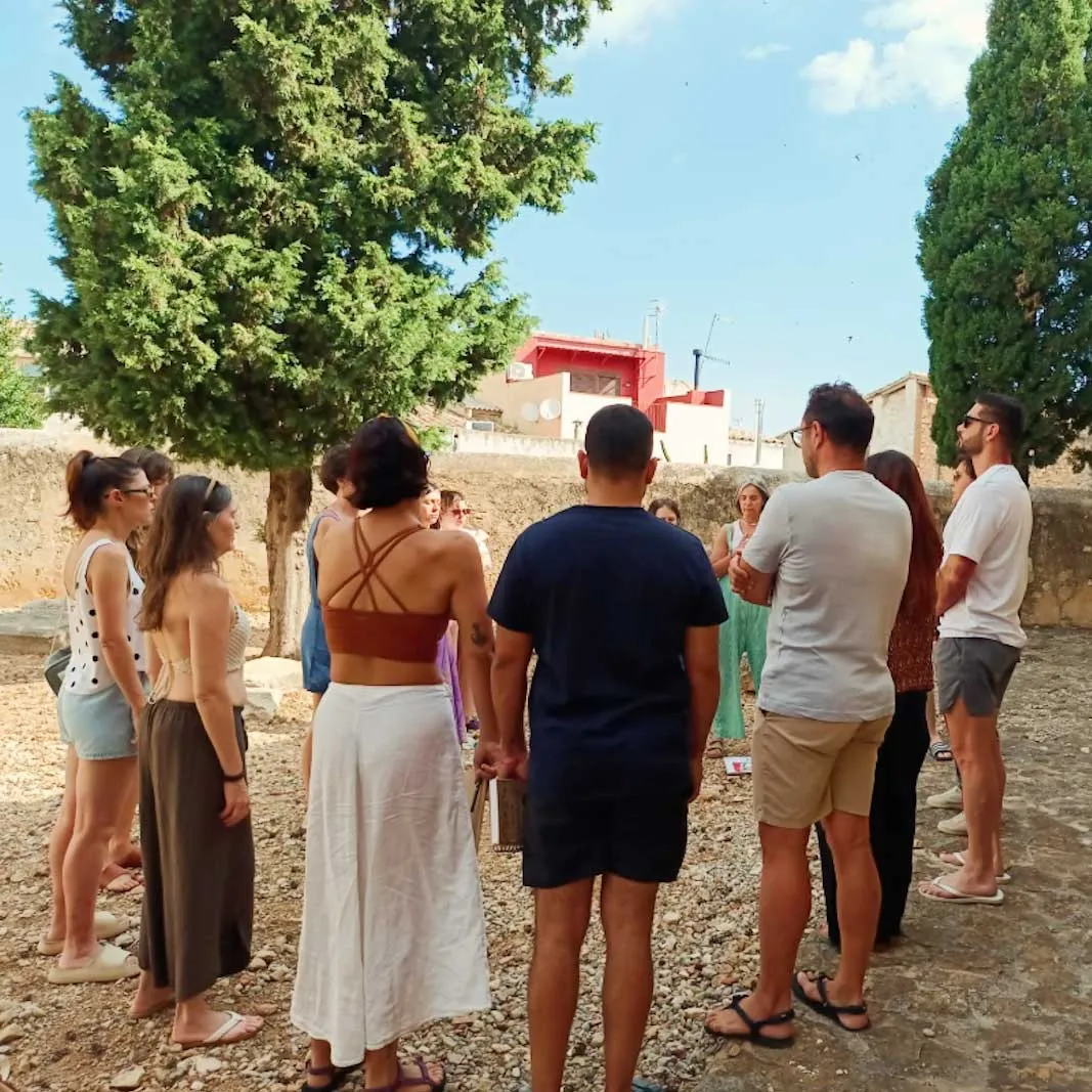 Grupo reunido en círculo durante una actividad al aire libre.